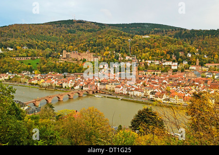 Heidelberg, Heidelberger Schloss auf dem Hügel und die alte Brücke über den Fluss Neckar, Baden-Wurttemberg, Deutschland, Europa Stockfoto