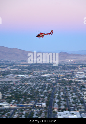 Touristischen Hubschrauber zurück nach Las Vegas vom Grand Canyon in der Abenddämmerung, gesehen vom Stratosphere Hotel Stockfoto