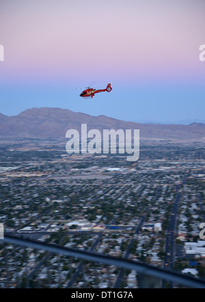 Touristischen Hubschrauber zurück nach Las Vegas vom Grand Canyon in der Abenddämmerung, gesehen vom Stratosphere Hotel Stockfoto