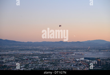 Touristischen Hubschrauber zurück nach Las Vegas vom Grand Canyon in der Abenddämmerung, gesehen vom Stratosphere Hotel Stockfoto