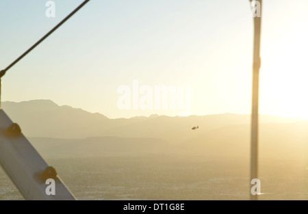 Touristischen Hubschrauber zurück nach Las Vegas vom Grand Canyon in der Abenddämmerung, gesehen vom Stratosphere Hotel Stockfoto