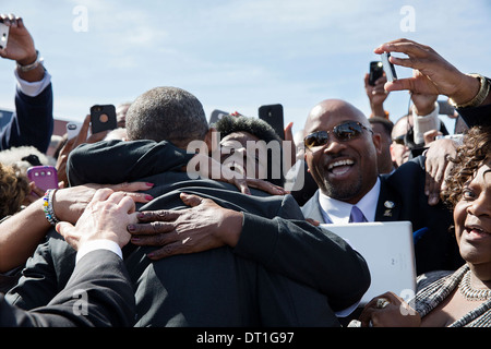 US-Präsident Barack Obama begrüßt Zuschauer nach liefern Hinweise auf die Infrastruktur, die Wirtschaft und Schaffung von Arbeitsplätzen durch steigende Exporte, im Hafen von New Orleans 8. November 2013 in New Orleans, Louisiana Stockfoto
