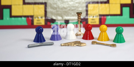 Cluedo-Spiel-Charaktere und Waffen Stockfoto