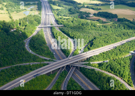 Luftaufnahme von M23 Überführung M25, in der Nähe von Redhill, Surrey, England, Vereinigtes Königreich, Europa Stockfoto