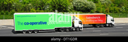 Sainsburys Supermarkt Lkw durch Co Op food Supply Chain Store delivery Lkw Truck & Trailer artikuliert entlang DE auf der Autobahn überholt Stockfoto