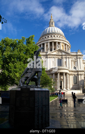 Nationalen Feuerwehr Memorial, Predigt Lane und St. Pauls Cathedral, City of London, London, England, Vereinigtes Königreich, Europa Stockfoto