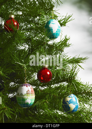 Still Life Weihnachten Dekorationen A kleine Gruppe von roten und blauen Baum Ornamente längliche Formen mit Kontinenten beschrieben Stockfoto