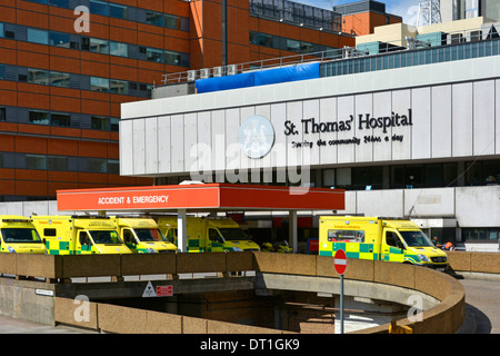 St. Thomas Hospital Unfall- und Notaufnahme Eingang mit wartenden Krankenwagen Stockfoto