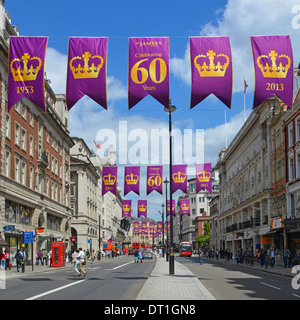 Banner in London Piccadilly feiert die Jubiläum der Königin Elizabeths Krönung (Blick in Richtung Piccadilly Circus) Stockfoto