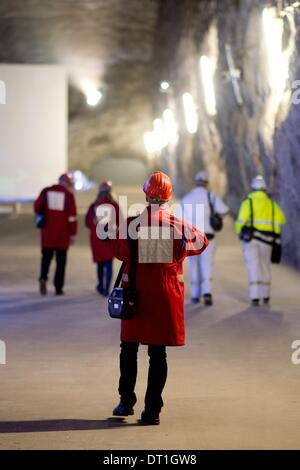 Heilbronn, Deutschland. 5. Februar 2014. Besucher zu Fuß durch das Salz mine Suedwestdeutsche Salzwerke AG in Bad Friedrichshall bei Heilbronn, Deutschland, 5. Februar 2014. Am Ende des zweiten Weltkriegs eine Gruppe von alliierte Offiziere waren auf der Suche nach Kunstschätze in Nazi-Deutschland. 70 Jahre später George Clooney in seinem Film "Monuments Men." diese Geschichte in die Kinos gebracht hat Foto: SEBASTIAN KAHNERT/Dpa/Alamy Live News Stockfoto