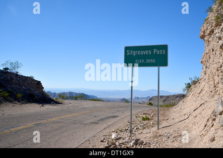 Die Sitgreaves Pass Höhe melden Sie hoch in den Bergen in der Nähe von Las Vegas, entlang der alten Route 66 durch Arizona Stockfoto