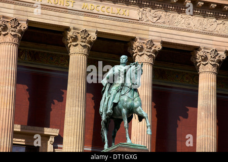 Statue von Friedrich Wilhelm IV. auf einem Pferd außerhalb der alten Nationalgalerie (Alte Nationalgalerie), Berlin, Deutschland, Europa Stockfoto