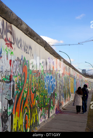 Paar zu Fuß entlang der East Side Gallery Berliner Mauer Wandbild, Berlin, Deutschland, Europa Stockfoto