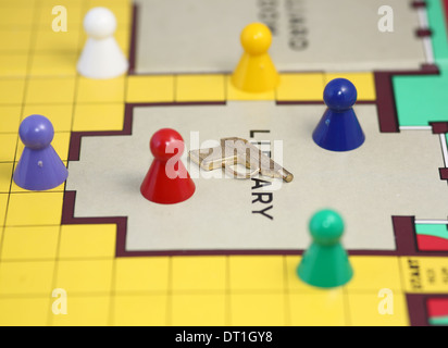 Cluedo Spiel Charaktere und Waffen in der Bibliothek Stockfoto