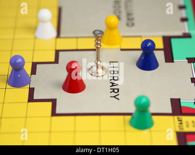 Cluedo Spiel Charaktere und Waffen in der Bibliothek Stockfoto