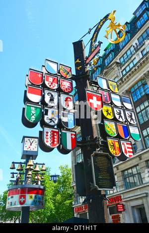 Kantonalen Baum anzeigen der 26 Kantone der Schweiz am Leicester Square mit Glocken von Schweizer Altstadt jenseits Stockfoto