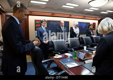 UNS Präsident Barack Obama einen Moment der Stille vor einer Videokonferenz mit Peace Corps Freiwilligen 22. November 2013 in Washington, DC mit Sitz in Tansania in den Situation Room des weißen Hauses beobachtet. Stockfoto