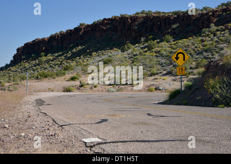 Engen Kurven auf der leeren Straße Sitgreaves Pass, in den Bergen in der Nähe von Las Vegas, entlang der alten Route 66 in Arizona Stockfoto