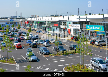 Junction Retail Park Einkaufszentrum Unternehmen aus der Vogelperspektive, kostenloser Parkplatz Dartford M25 & A282 Road, Flussüberquerung über Thurrock Essex England Großbritannien Stockfoto