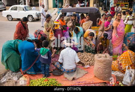 Indische Frauen kaufen Gemüse aus einem Straßenmarkt in Puttaparthi, Andhra Pradesh, Indien Stockfoto