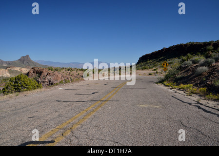 Leere Straße Sitgreaves Pass, erstreckt sich in der Ferne in den Bergen in der Nähe von Las Vegas, entlang der alten Route 66 in Arizona Stockfoto