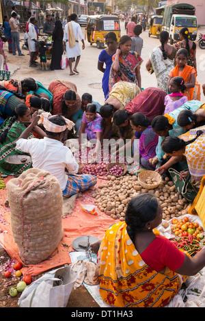 Indische Frauen kaufen Gemüse aus einem Straßenmarkt in Puttaparthi, Andhra Pradesh, Indien Stockfoto