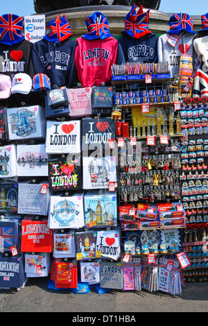 Sortierte ich liebe London T Shirts & Souvenirs Stall eingerichtet, um die Basis der Boadicea Chariot-Skulptur an der Westminster Bridge Stockfoto