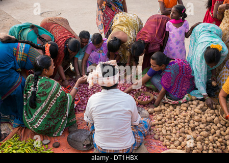 Indische Frauen kaufen Gemüse aus einem Straßenmarkt in Puttaparthi, Andhra Pradesh, Indien Stockfoto