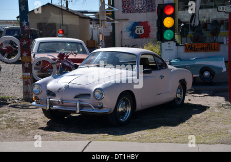 VW Karman Ghia Oldtimer parkten außerhalb historische Route 66 Sehenswürdigkeiten in Seligman Arizona Stockfoto