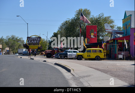 Oldtimer parkten außerhalb historische Route 66 Sehenswürdigkeiten in Seligman Arizona. Polizei Auto, Jeepster, LKW Stockfoto