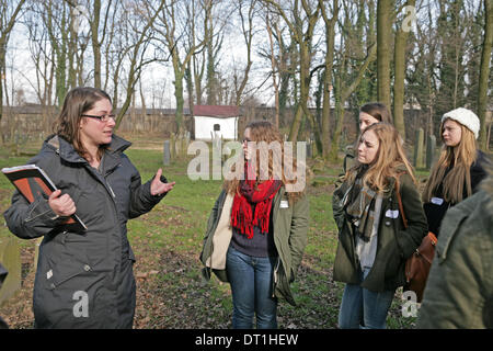 Auschwitz-Birkenau, Polen, 5. Februar 2014, Studenten hörten Vorträge über den jüdischen Friedhof am Auschwit Credit: Keith Larby/Alamy Live News Stockfoto