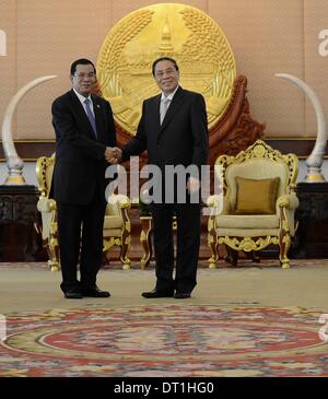 Vientiane, Laos. 6. Februar 2014. Lao President Choummaly Sayasone (R) trifft sich mit dem Besuch der kambodschanische Premierminister Hun Sen (L) in Vientiane, der Hauptstadt von Laos, 6. Februar 2014. Hun Sen kam hier Donnerstag zu einem zweitägigen offiziellen Besuch. Bildnachweis: Liu Ailun/Xinhua/Alamy Live-Nachrichten Stockfoto