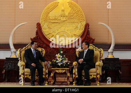 Vientiane, Laos. 6. Februar 2014. Lao President Choummaly Sayasone (R) trifft sich mit dem Besuch der kambodschanische Premierminister Hun Sen (L) in Vientiane, der Hauptstadt von Laos, 6. Februar 2014. Hun Sen kam hier Donnerstag zu einem zweitägigen offiziellen Besuch. Bildnachweis: Liu Ailun/Xinhua/Alamy Live-Nachrichten Stockfoto