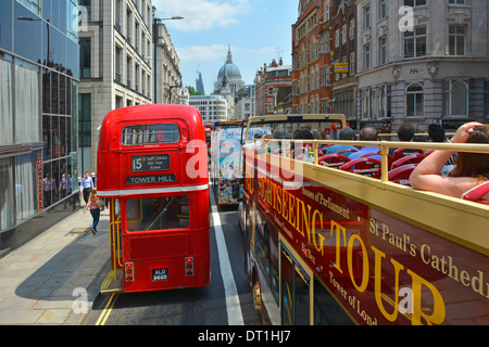 Queuing Doppeldecker-Busse in der Fleet Street nähert (Kuppel) St Pauls Cathedral Stockfoto