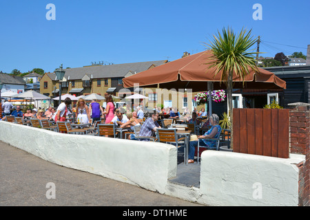 Menschen sitzen im Freien in einer waterside Seafood Bar neben Themsemündung promenade am Leigh am Meer an einem heißen Sommertag Stockfoto