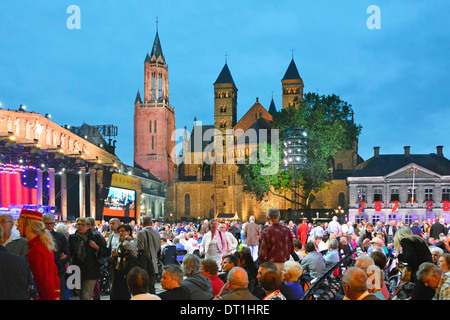 Maastricht Vrijthof Platz André Rieu Musikkonzert Intervall Juli warme Sommerdämmerung Abend historische Kirchtürme und Türme in Limburg Niederlande EU Stockfoto