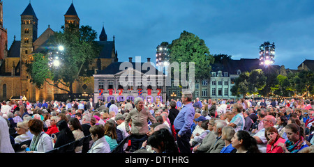 Maastricht Vrijthof Platz André Rieu Musikkonzert Intervall Juli warme Sommerdämmerung Abend historische Kirchtürme und Türme in Limburg Niederlande EU Stockfoto