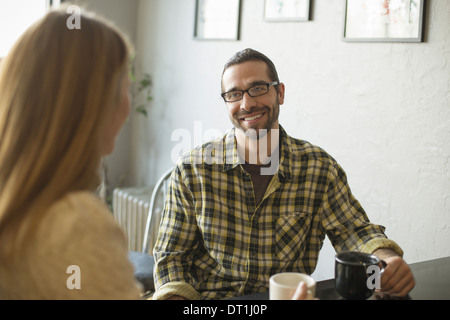 Ein Coffee-Shop und ein Café in High Falls genannt, die letzten Bissen ein Mann und Frau im Gespräch Stockfoto