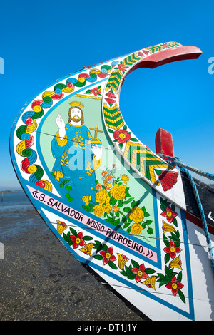 Bunten handgemalten Bug eine Gondel-ähnliche Moliceiro am Strand, Torreira, Aveiro, Beira, Portugal, Europa Stockfoto