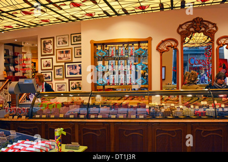 Inneneinrichtung des Schokoladenladens in der Einkaufspassage Galeries Royales Saint Hubert Brüssel Belgien Europa Stockfoto