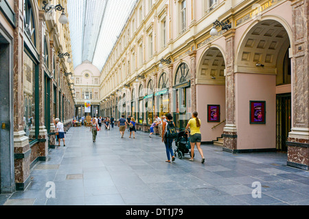 Menschen Flanieren entlang Galeries Royales Saint-Hubert shopping-Arkade Stockfoto