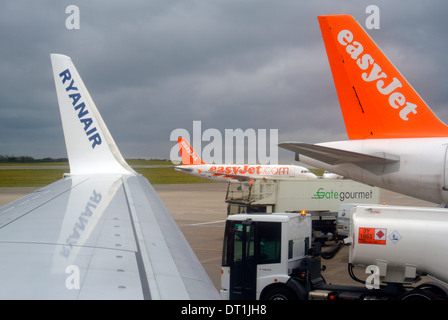 Ryanair und Easyjet Flugzeuge auf Stand am Flughafen Stockfoto