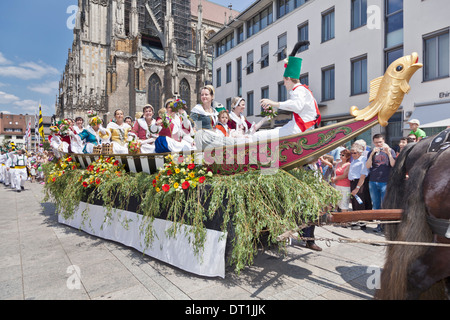 Fisher-Frauen auf einem Boot in Kostümen am Münsterplatz Quadrat, Fischerstechen, Ulm, Baden-Württemberg, Deutschland Stockfoto