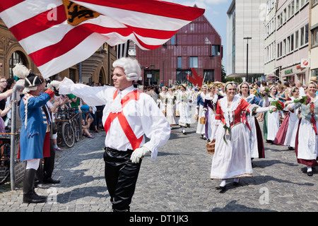 Flagge der Werfer und Fisher Frauen in einem historischen Umzug am Marktplatz, Fischerstechen, Ulm, Baden-Württemberg, Deutschland Stockfoto