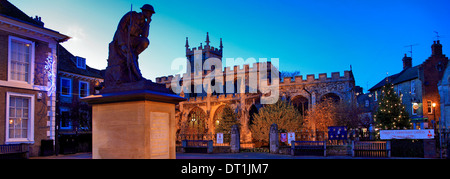 Kriegerdenkmal und All Saints Church, Huntingdon Stadt, Cambridgeshire, England, UK Stockfoto