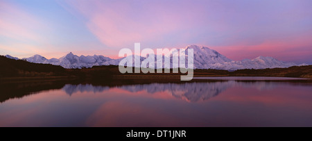 Sonnenuntergang Mount McKinley in Alaska Denali National Park spiegelt sich in der Spiegelung Teich Denali Nationalpark Alaska USA Stockfoto