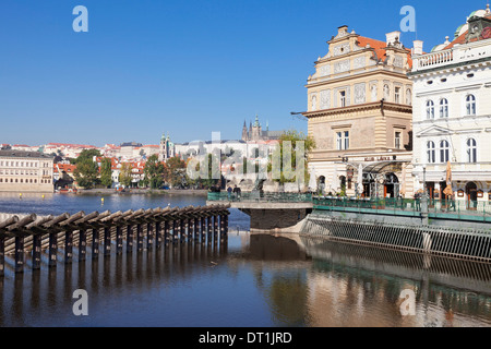 Blick über die Moldau Smetana-Museum, Karlsbrücke und das Budaer Burgviertel, Prag, Böhmen, Tschechische Republik, Europa Stockfoto