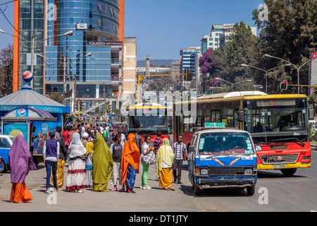Öffentliche Busse und Taxis, Churchill Avenue, Addis Ababa, Äthiopien Stockfoto