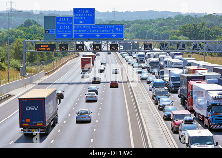 Gantry Zeichen umfassen acht Lane M25 Autobahn bei Ausfahrt 28 mit elektronischer digitaler Anzeige Warnungen & festgefahrene Verkehr Stockfoto