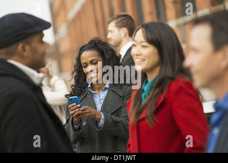miteinander zu reden, Männer und Frauen, die fünf Menschen im freien versammelt Stockfoto